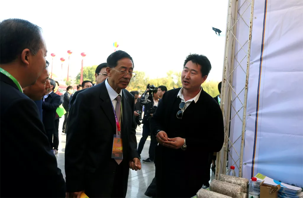 香菇交易大会上，行业前辈视察公司菌种产品