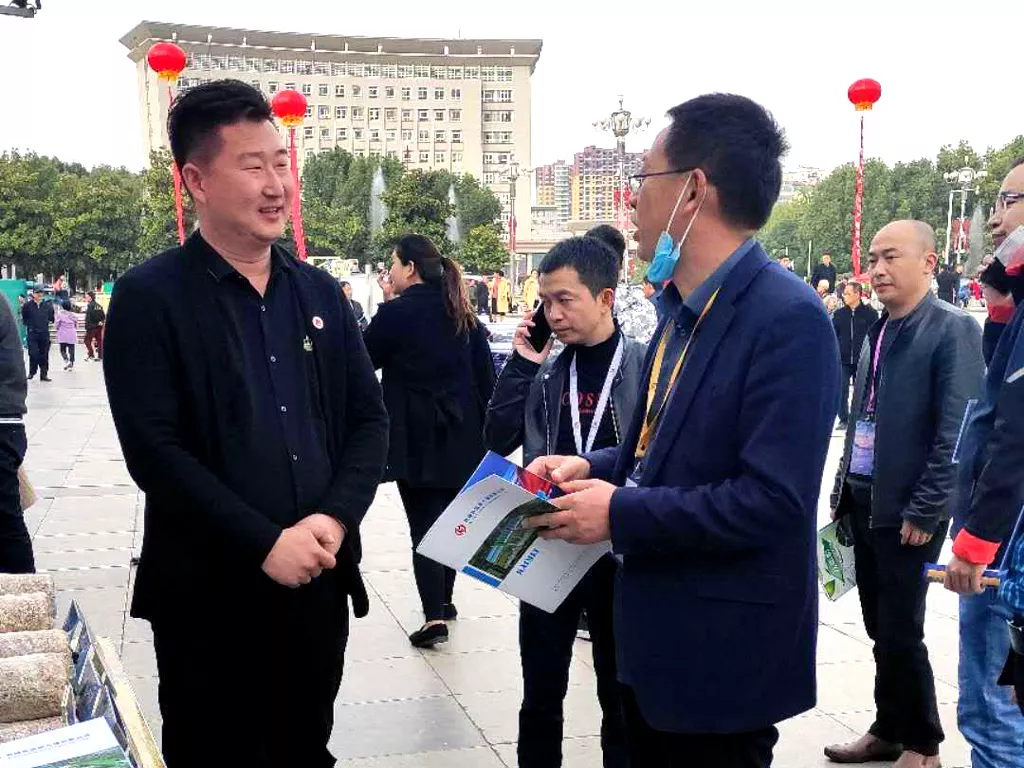 公司董事长王杰先生与行业专家探讨交流菌种事宜