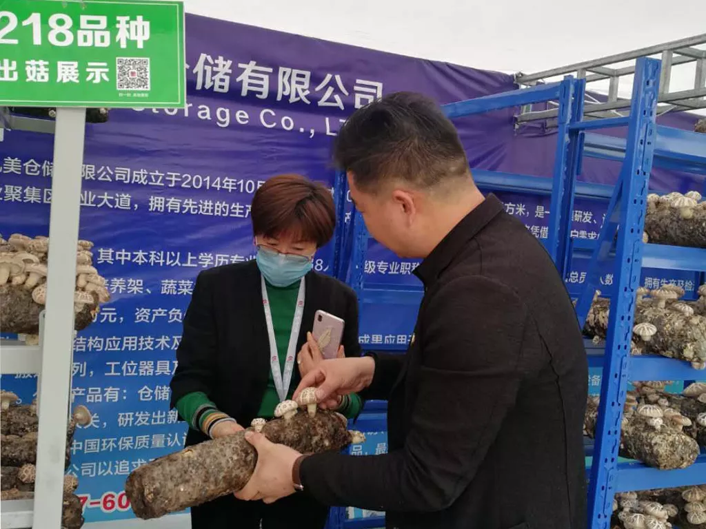 香菇交易大会上王杰先生向客户介绍公司产品